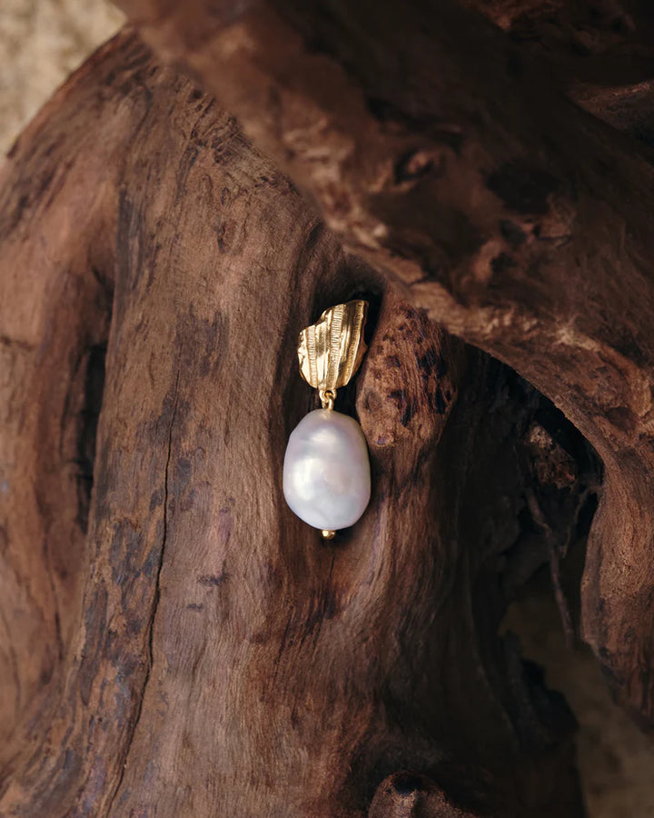 Moonlit Tides Pearl Earrings - Gold