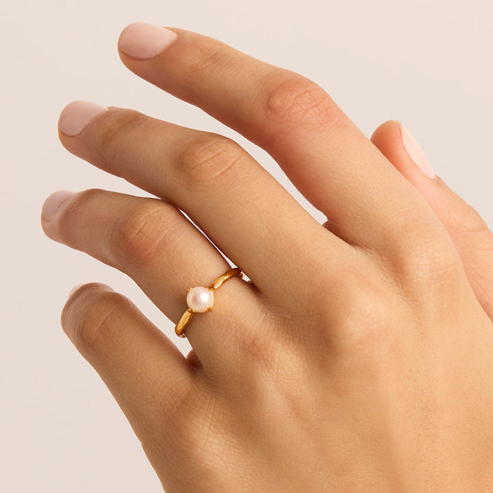 Endless Grace Pearl Ring Gold